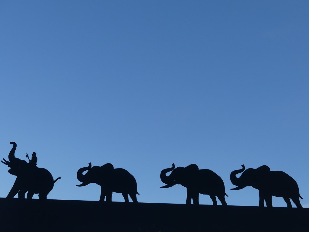 Figures en métal se détachant sur le ciel, représentant Hannibal et ses éléphants