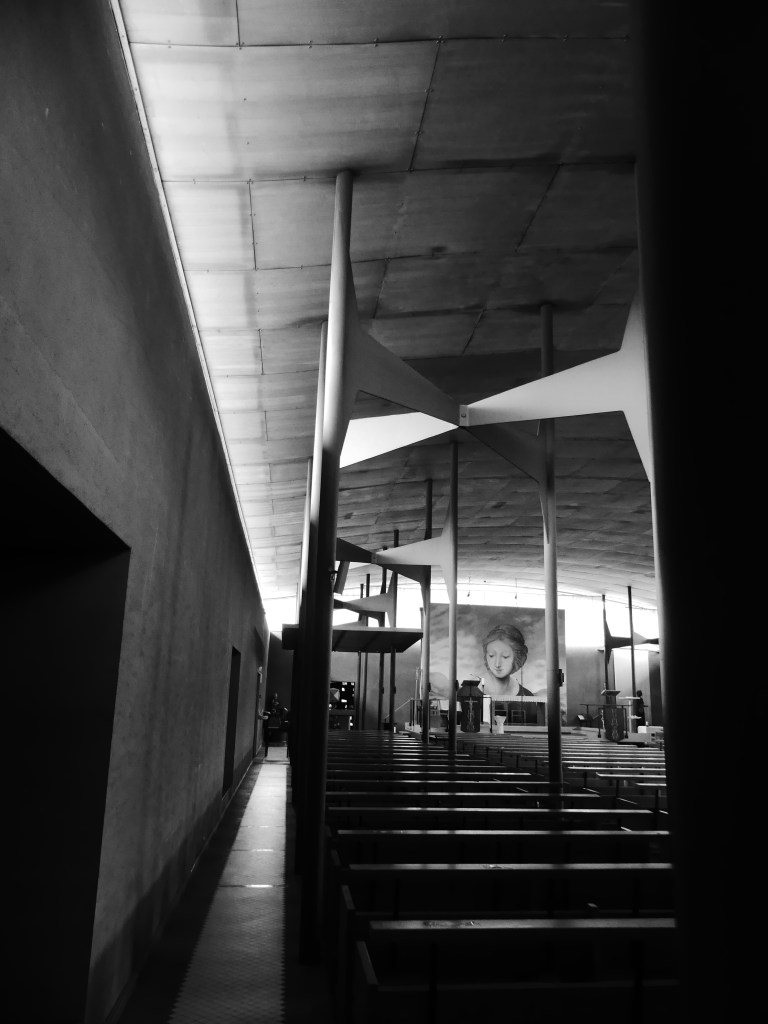 Vue intérieure en noir et blanc de l'église du Sacré-Cœur de Bonnecousse à Aussillon.